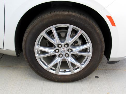 Used 2024 Buick Enclave Essence image 37