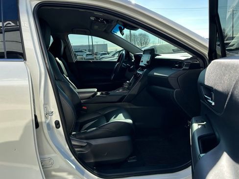 Used 2022 Toyota Venza XLE image 32