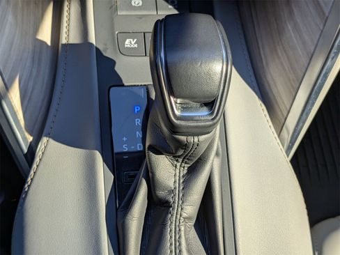 Used 2021 Toyota Venza XLE image 26