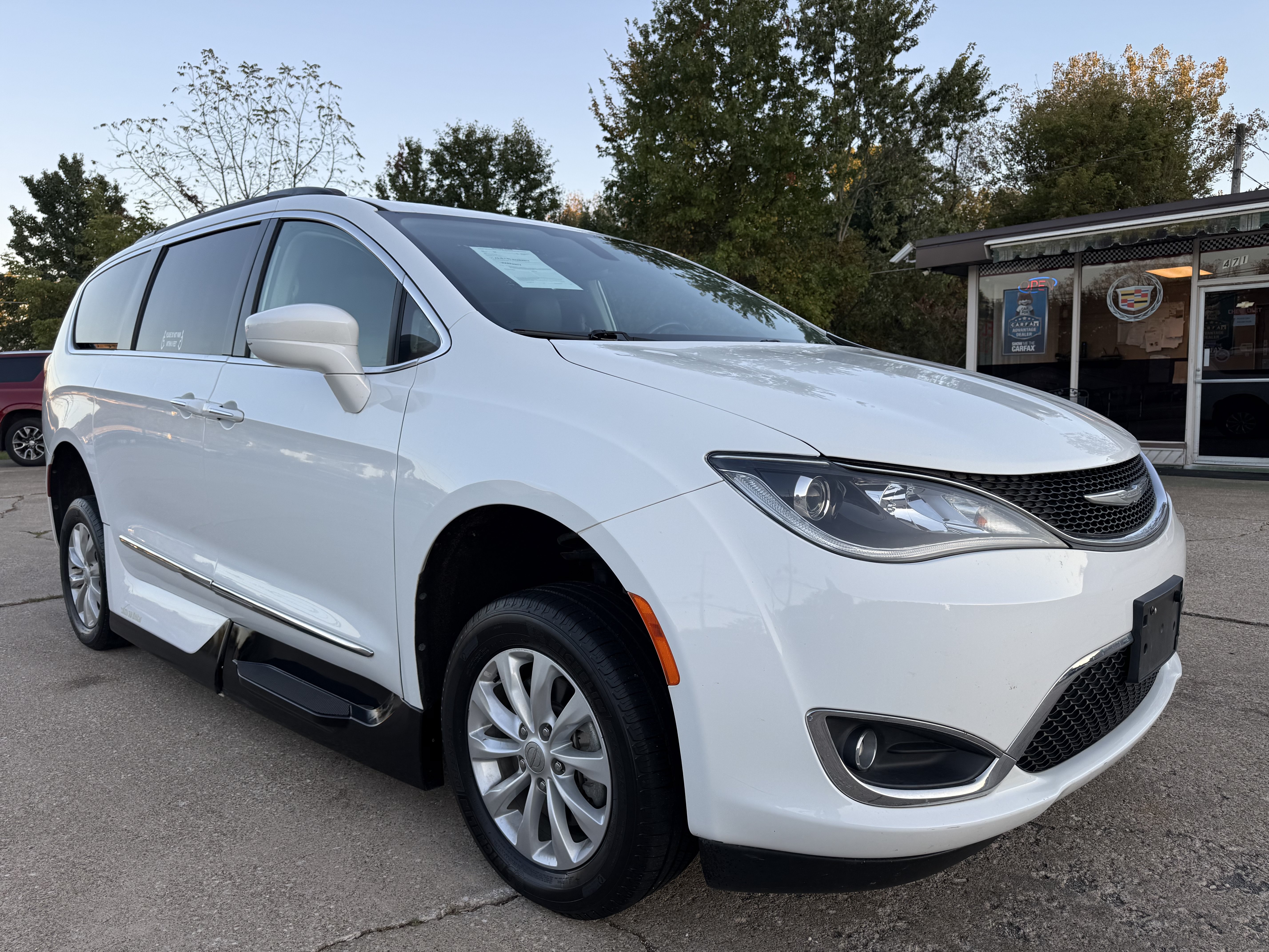 Used 2017 Chrysler Pacifica Touring-L FWD image 3