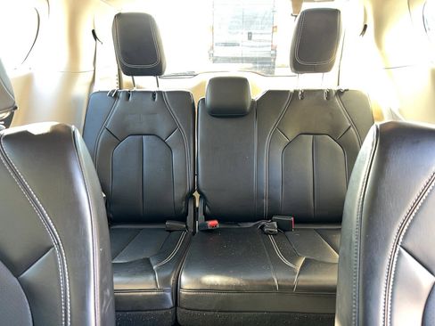 Used 2024 Chrysler Pacifica Touring-L image 27