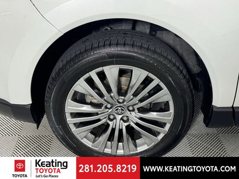 Used 2022 Toyota Venza XLE image 28