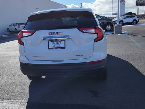 Used 2024 GMC Terrain SLE image 3
