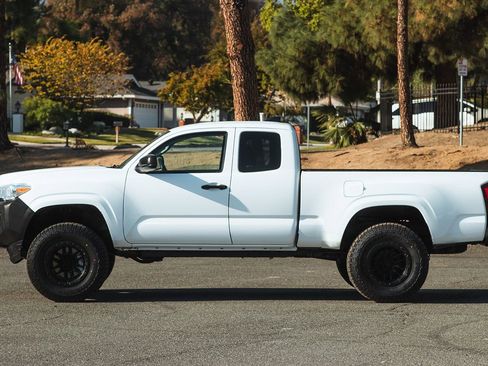 Used 2021 Toyota Tacoma SR image 5