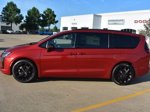 New 2027 Chrysler Pacifica Limited w/ Family Tech Group FWD image 10