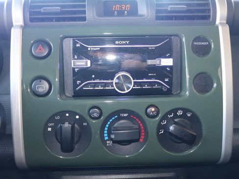 Used 2013 Toyota FJ Cruiser 4WD w/ Convenience Pkg image 25