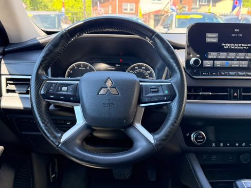 Used 2024 Mitsubishi Outlander FWD image 19