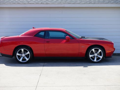 Used 2016 Dodge Challenger R/T w/ Driver Convenience Group image 2