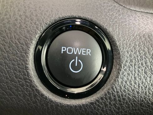 Used 2025 Toyota Camry SE image 19