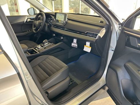 New 2025 Mitsubishi Outlander SE image 25