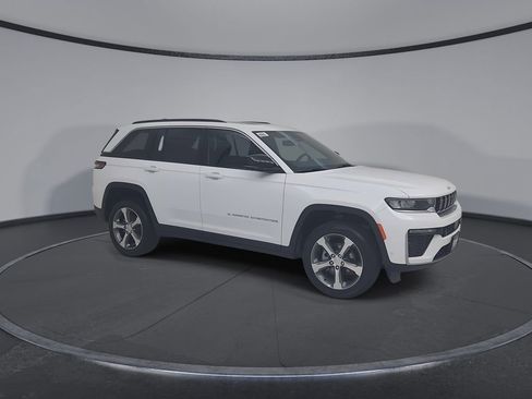 New 2026 Jeep Grand Cherokee Limited w/ Luxury Tech Group II AWD/4WD image 2