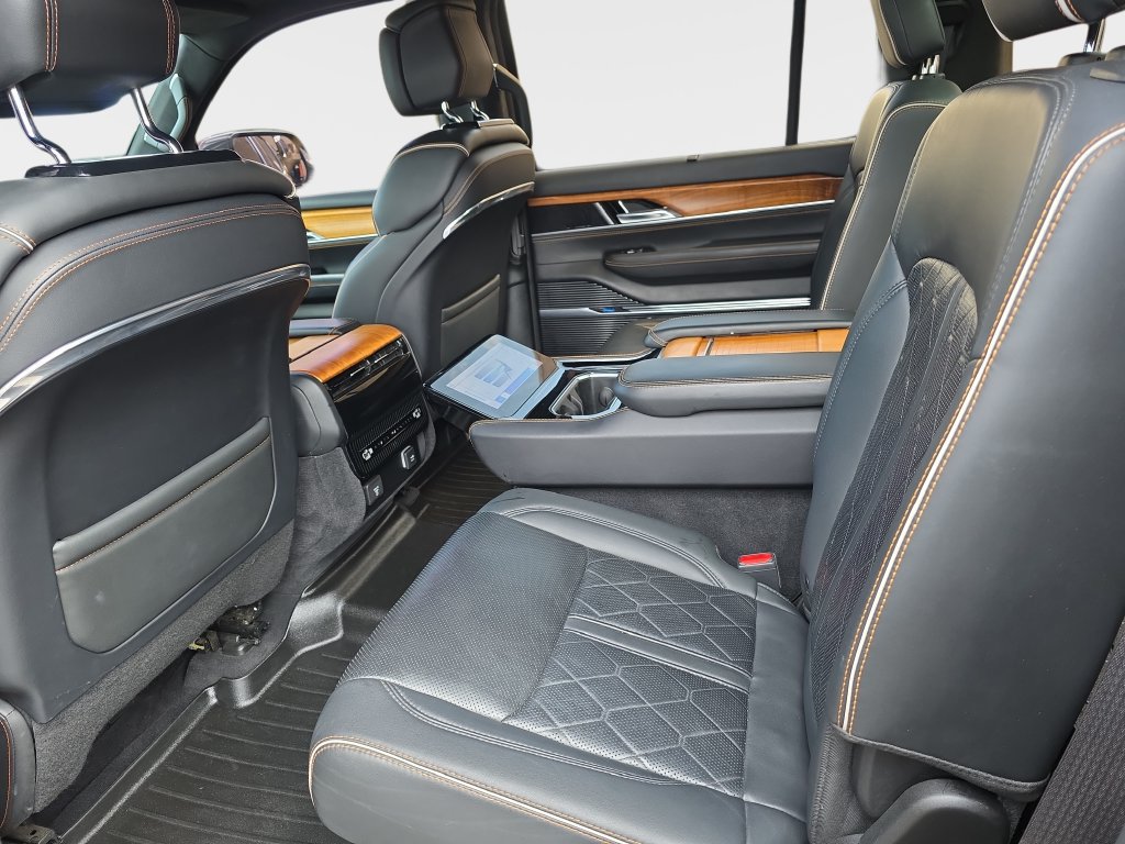 Used 2023 Jeep Grand Wagoneer Series III AWD/4WD image 17