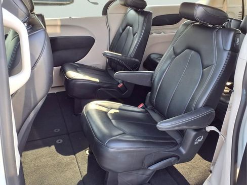 Used 2024 Chrysler Pacifica Touring-L FWD image 20