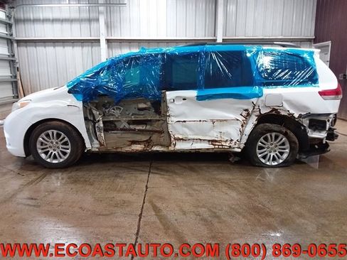 Used 2012 Toyota Sienna XLE w/ Entertainment Pkg image 5