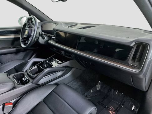 Certified 2024 Porsche Cayenne AWD/4WD image 31