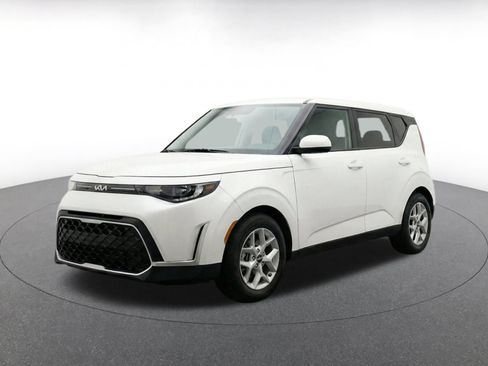 Used 2025 Kia Soul LX w/ LX Technology Package FWD image 3