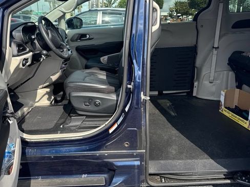 Used 2020 Chrysler Pacifica Touring-L FWD image 2
