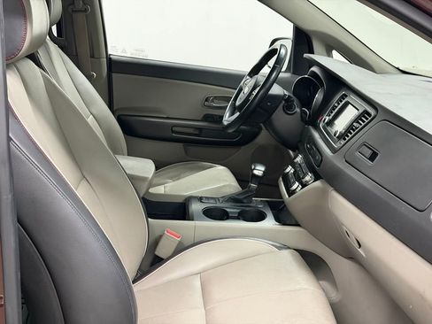 Used 2017 Kia Sedona LX w/ LX Essentials Premium Package image 24