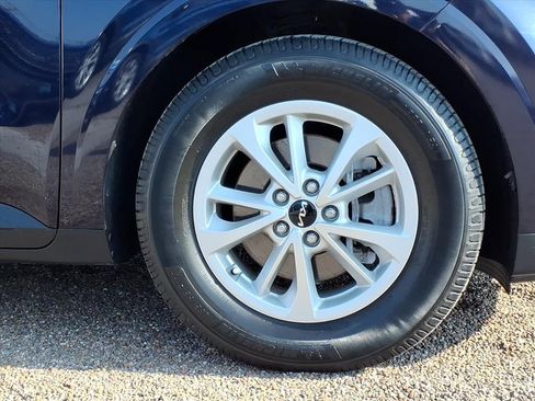 Used 2023 Kia Carnival LX image 10