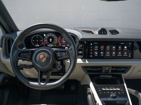 Used 2025 Porsche Cayenne Coupe AWD/4WD image 22