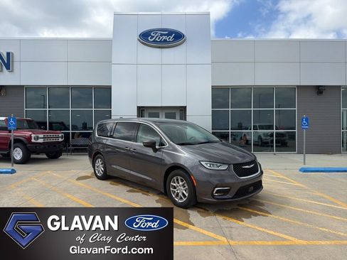 Used 2023 Chrysler Pacifica Touring-L FWD image 1