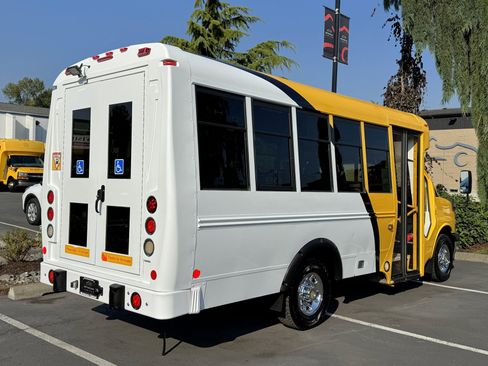 Used 2014 Chevrolet Express 3500 image 3