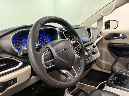 Used 2024 Chrysler Pacifica Touring-L image 74