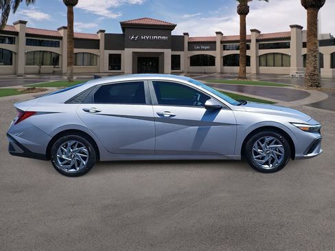 Used 2024 Hyundai Elantra SEL FWD image 9