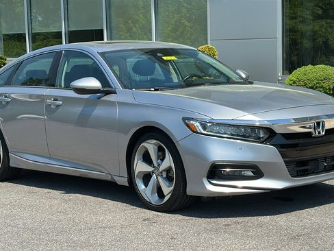 Used 2018 Honda Accord Touring image 2