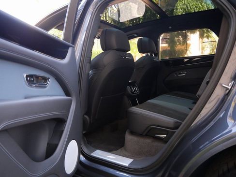 Used 2025 Bentley Bentayga AWD/4WD image 16