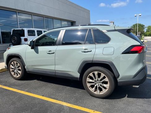Used 2019 Toyota RAV4 XLE Premium FWD image 8