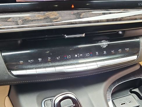 Used 2021 Cadillac Escalade Premium Luxury w/ Performance Package AWD/4WD image 19