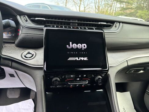 Certified 2024 Jeep Grand Cherokee L Limited w/ Luxury Tech Group II image 17