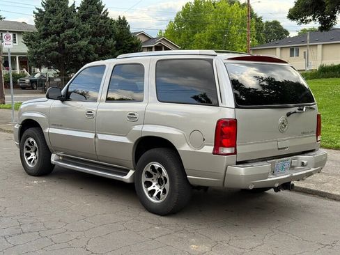 Used 2004 Cadillac Escalade AWD image 3