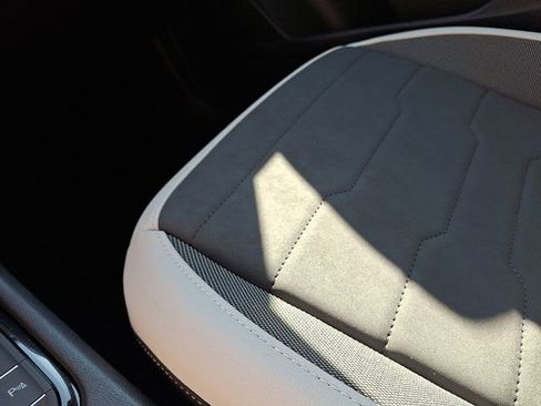 Certified 2025 Volkswagen Taos SE image 26