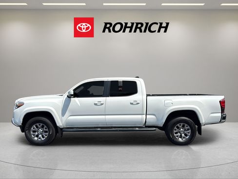 Used 2018 Toyota Tacoma SR5 AWD/4WD image 9