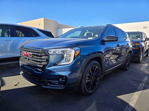 Used 2024 GMC Terrain SLT w/ Infotainment Package II image 1