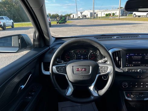 Used 2024 GMC Terrain SLE image 32
