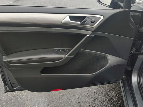Used 2017 Volkswagen Golf SE image 8