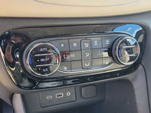 Used 2020 Buick Encore GX Essence FWD image 28