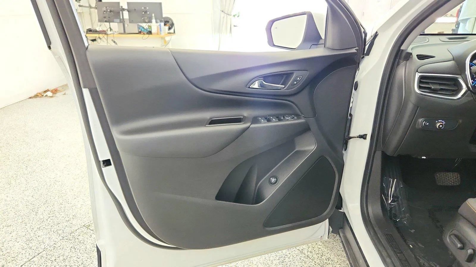 Used 2024 Chevrolet Equinox LT w/ LPO, Cargo Package FWD image 24