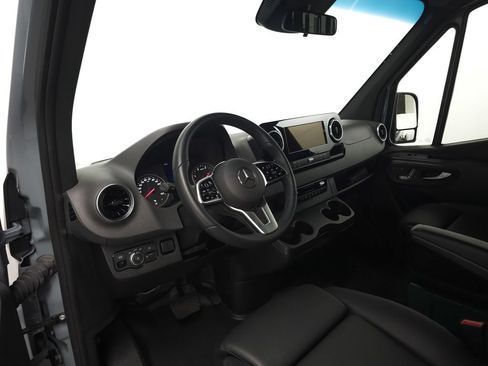 Used 2024 Mercedes-Benz Sprinter 2500 image 8