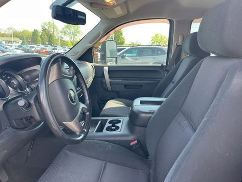 Used 2011 Chevrolet Silverado 2500 LT w/ Interior Plus Package AWD/4WD image 3