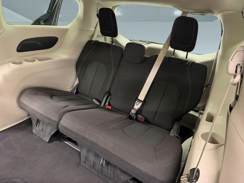 Used 2022 Chrysler Voyager LX FWD image 22