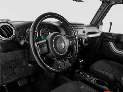 Used 2018 Jeep Wrangler Unlimited Sahara AWD/4WD image 13