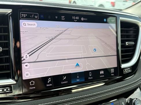 Used 2025 Chrysler Pacifica Limited image 13