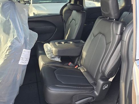 New 2026 Chrysler Pacifica Select image 13