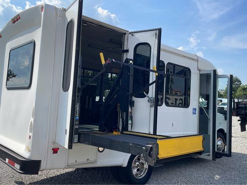 Used 2015 Chevrolet Express 3500 w/ Shuttle Bus Package image 41