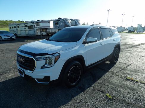 Used 2022 GMC Terrain SLE w/ Driver Convenience Package FWD image 2