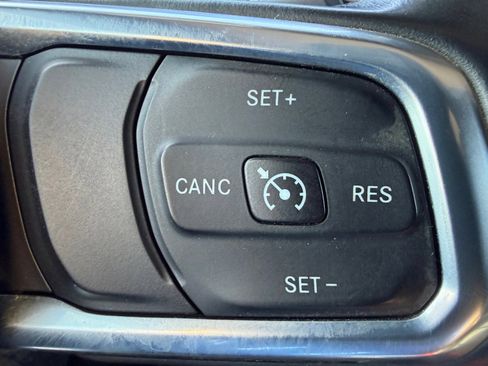Used 2018 Jeep Wrangler Unlimited Sahara AWD/4WD image 27